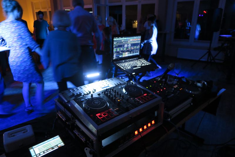 DJ